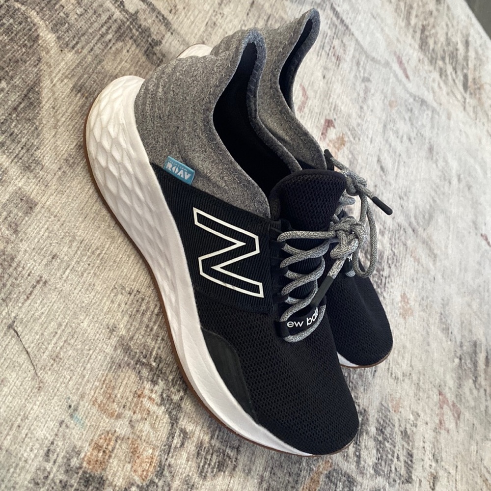 Womens new balance fresh foam roav sneakers, never worn
